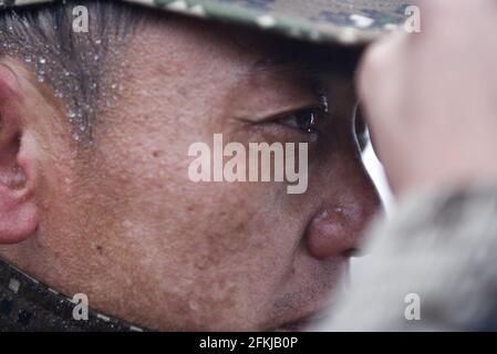 Peking, China. April 2021. Ein Ranger beobachtet Wildtiere mit einem Teleskop während einer Patrouille im Qilian Mountains Nationalpark in der nordwestlichen chinesischen Provinz Qinghai, 23. April 2021. Quelle: Wu Gang/Xinhua/Alamy Live News Stockfoto