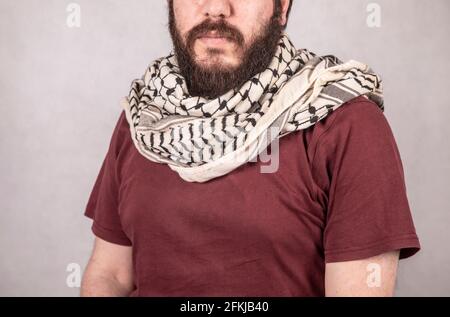 Ein junger revolutionärer palästinensischer Mann mit traditionellem Keffiyeh oder kufiya Um den Hals Stockfoto