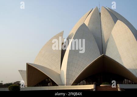 Eine Nahaufnahme des oberen Teils des Lotus-Tempels oder des Bahai-Gotteshauses in Delhi, Indien Stockfoto