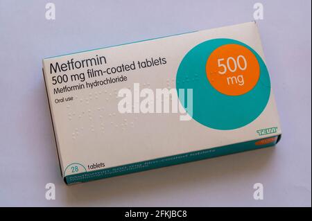 Foto einer Packung Metformin 500mg Tabletten, einem Antihyperglykämikum der Biguanidklasse, das zur Behandlung des Typ-2-Diabetes eingesetzt wird Stockfoto