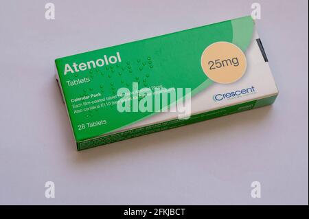 Eine Bildbox mit Atenolol 25 Mikrogramm Tabletten zur Behandlung von Bluthochdruck und unregelmäßigem Herzschlag, Teil der Betablocker-Familie. Stockfoto