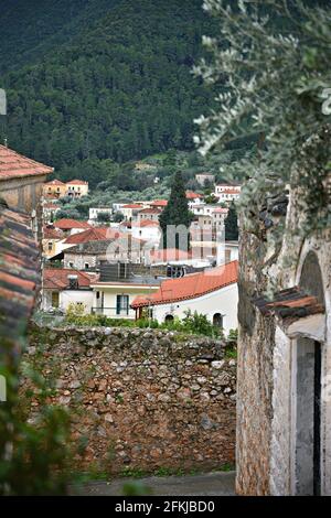 Ländliche Landschaft mit Panoramablick auf Leonidio, ein traditionelles Dorf von Arcadia auf Peloponnes, Griechenland. Stockfoto