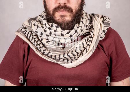 Ein junger revolutionärer palästinensischer Mann mit traditionellem Keffiyeh oder kufiya Um den Hals Stockfoto