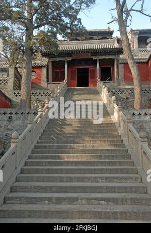Jinci Tempel in der Nähe von Taiyuan, Shanxi, China. Eine Steintreppe führt zu einem Gebäude auf dem Gelände des Jinci-Tempels. Stockfoto