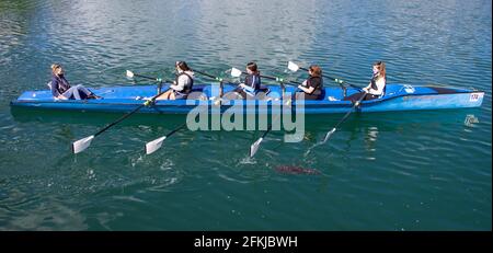 Quad sculling Mädchen lernen zu rudern oder zu skull. Stockfoto