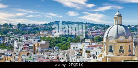 PROCIDA, ITALIEN - CA. AUGUST 2020: Panoramablick auf die italienische Mittelmeerinsel in der Nähe von Neapel an einem Sommertag. Stockfoto