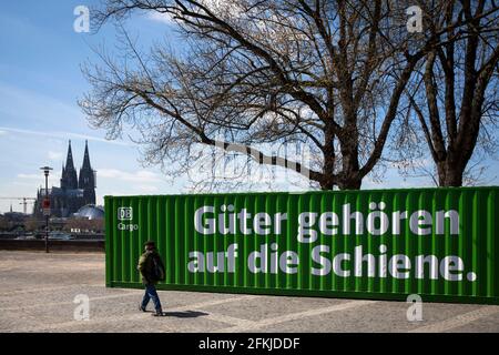 Mit einem grünen Frachtcontainer am Rheinufer in Deutz macht DB Cargo auf das Potenzial der CO2-Reduktion durch den Transport durch rai aufmerksam Stockfoto