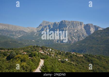 Landschaft mit Panoramablick auf Aghios Minas, einem traditionellen ländlichen Dorf von Zagori in Epirus, Griechenland. Stockfoto