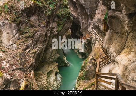 Lange Belichtung dunkler Abschnitt der lammerklamm mit Pfad auf der rechten Seite Seite Stockfoto