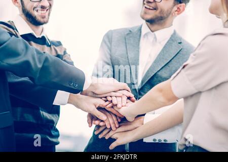 Konzept der Erfolg im Geschäft: freundlich Business Team stehen in einem Kreis und seine Hände zusammen verbinden Stockfoto