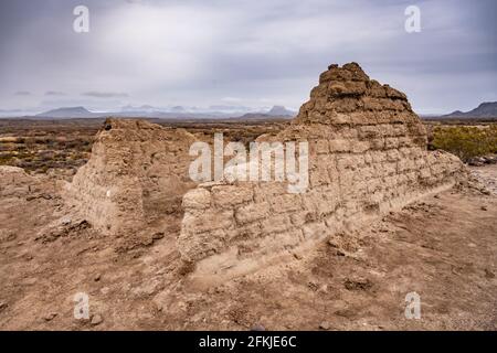 Die Wände von Adobe werden auf der Sublett Farm in Big Bend National entstachelt parken Stockfoto