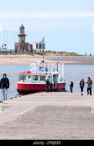 Im Sommer befördert die Fähre Wyre Rose Passagiere auf der dreiminütigen Fahrt über die Wyre-Mündung zwischen Fleetwood und Knott End-on-Sea. Stockfoto