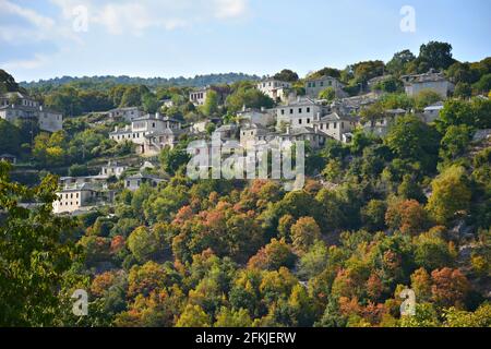 Landschaft mit Panoramablick auf Vitsa, einem traditionellen ländlichen Dorf mit typischen Steinhäusern in Zentral-Zagori Epirus, Griechenland. Stockfoto