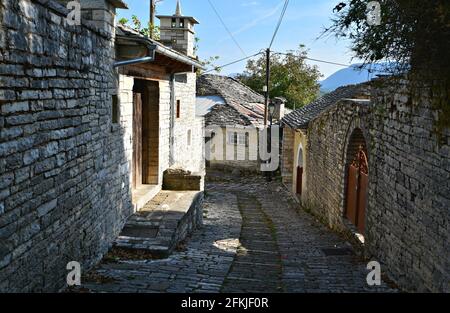 Traditionelle Steinhäuser mit Schieferdächern in Vitsa, einem historischen ländlichen Dorf in Zentral-Zagori in Epirus, Griechenland. Stockfoto