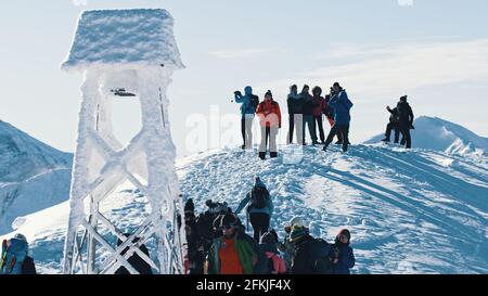 Kasprowy Wierch, Polen 28.01.2021 - Nahaufnahme Blick auf einen verschneiten Glockenturm - Wanderer auf einem verschneiten Berggipfel. Hochwertige Fotos Stockfoto