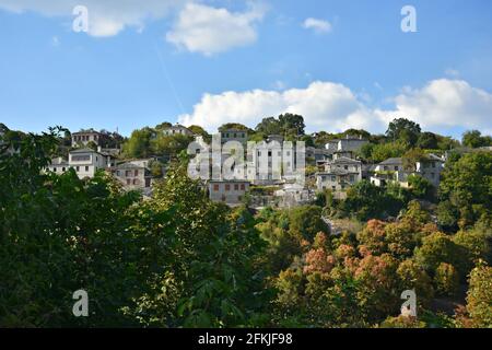 Landschaft mit Panoramablick auf Vitsa, einem traditionellen ländlichen Dorf mit typischen Steinhäusern in Zentral-Zagori Epirus, Griechenland. Stockfoto