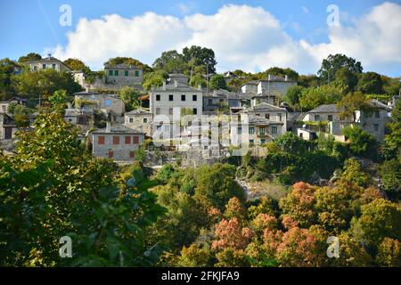 Landschaft mit Panoramablick auf Vitsa, einem traditionellen ländlichen Dorf mit typischen Steinhäusern in Zentral-Zagori Epirus, Griechenland. Stockfoto