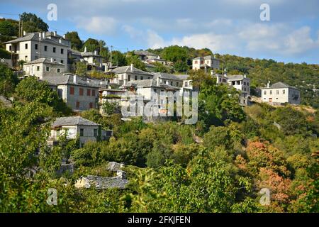 Landschaft mit Panoramablick auf Vitsa, einem traditionellen ländlichen Dorf mit typischen Steinhäusern in Zentral-Zagori Epirus, Griechenland. Stockfoto