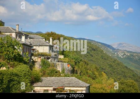 Landschaft mit Panoramablick auf Vitsa, einem traditionellen ländlichen Dorf mit typischen Steinhäusern in Zentral-Zagori Epirus, Griechenland. Stockfoto