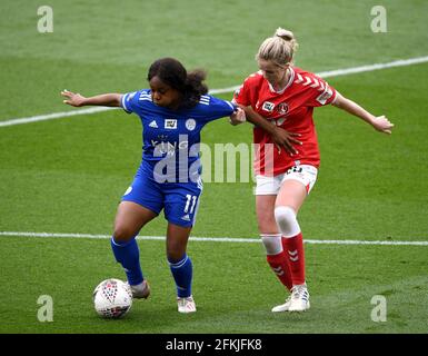 Charlton Athletic's Lois Heuchan (rechts) und Lachante Paul von Leicester City kämpfen während des FA Women's Championship-Spiels im King Power Stadium, Leicester, um den Ball. Ausgabedatum: Sonntag, 2. Mai 2021. Stockfoto