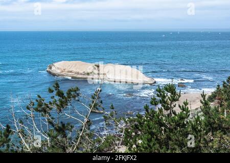 Inselchen entlang der Küste Blick vom Cabrillo Highway, Kalifornien, USA Stockfoto