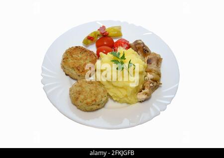 Hühnerschnitzel mit Kartoffelpüree, Tomaten, Pepperoni Stockfoto