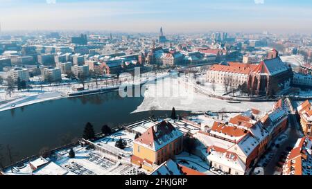 Breslau, Polen 02.15.2021 - Stary Rynek Platz und alter Marktplatz in der Stadt Breslau, Polen. Rauch aus den Schornsteinen des Kraftwerks. Hochwertige Fotos Stockfoto