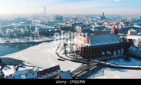 Breslau, Polen 02.15.2021 - Stary Rynek Platz und alter Marktplatz in der Stadt Breslau, Polen. Rauch aus den Schornsteinen des Kraftwerks. Hochwertige Fotos Stockfoto