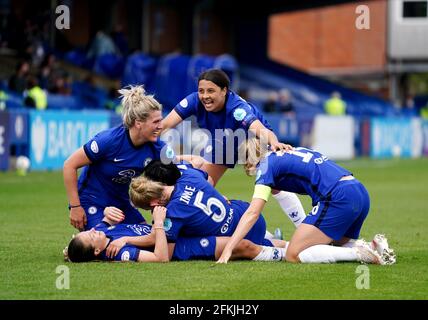 Chelsea's Fran Kirby (links unten) feiert mit ihren Teamkollegen, nachdem sie während des UEFA Women's Champions League-Halbfinales, dem zweiten Beinspiel in Kingsmeadow, London, das vierte Tor des Spiels ihrer Mannschaft erzielt hat. Ausgabedatum: Sonntag, 2. Mai 2021. Stockfoto