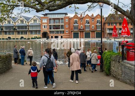 Windsor, Großbritannien. Mai 2021. Windsor war heute sehr beschäftigt, da die Menschen das Wochenende an den Bankfeiertag im Mai genossen, nachdem einige Lockerungen der Covid-19-Lockerung durchgeführt wurden. Quelle: Maureen McLean/Alamy Live News Stockfoto