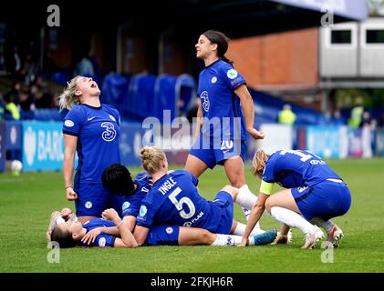 Chelsea's Fran Kirby (links unten) feiert mit ihren Teamkollegen, nachdem sie während des UEFA Women's Champions League-Halbfinales, dem zweiten Beinspiel in Kingsmeadow, London, das vierte Tor des Spiels ihrer Mannschaft erzielt hat. Ausgabedatum: Sonntag, 2. Mai 2021. Stockfoto