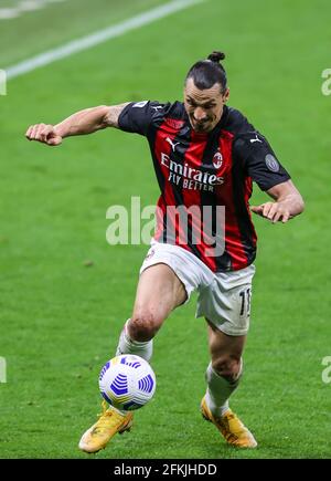 Zlatan Ibrahimovic vom AC Mailand kämpft um den Ball Luca Caldirola von Benevento Calcio und Gianluca Caprari von Be / LM Stockfoto