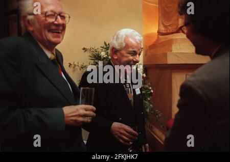 Humphrey Lyttelton und Barry Cryer April 1998 bei der Broadcasting Press Guild Television and Radio Awards wo ihr Radio 4 Programm tut mir leid, ich habe keine Ahnung, dass ich eine Auszeichnung gewonnen habe Stockfoto