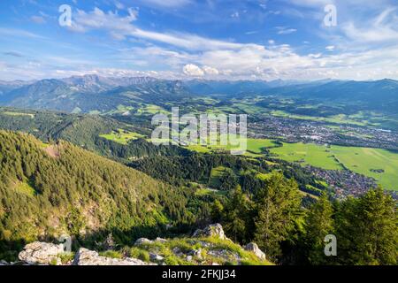 Alpenlandschaft mit üppig-grünem Illertal und der Stadt Sonthofen. Allgauer Alpen, Bayern, Deutschland Stockfoto