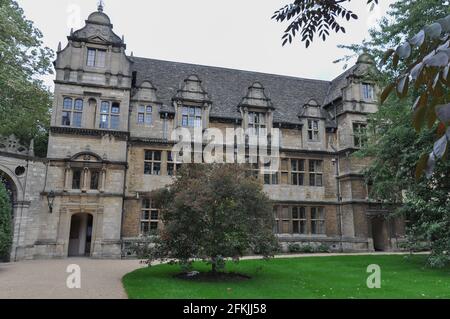 Blick auf Gebäudefassade, Bäume und Rasen vom Trinity College Front Quad, Oxford, Großbritannien. Bedecktem Himmel. Stockfoto