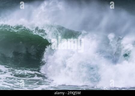 Eine wilde Welle bricht am Cribbar Reef vor Towan Head in Newquay in Cornwall. Stockfoto