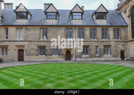 Blick auf den englischen Rasen und die Gebäudefassade vom Trinity College Durham Quad, Oxford, Großbritannien. Bedecktem Himmel. Stockfoto