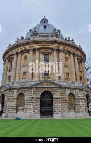 Blick auf die Radcliffe Camera Fassade und den Himmel mit komplizierten architektonischen Details im englischen Palladio-Stil, Oxford, Großbritannien. Stockfoto