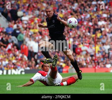 Roy Keane Manchester United Kapitän August 1999 fährt eine Schiebeherausforderung Von Thierry Henry Arsenal während des Sieges des Champions 2-1 bei Highbury Stockfoto