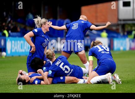 Chelsea's Fran Kirby (links unten) feiert mit ihren Teamkollegen, nachdem sie während des UEFA Women's Champions League-Halbfinales, dem zweiten Beinspiel in Kingsmeadow, London, das vierte Tor des Spiels ihrer Mannschaft erzielt hat. Ausgabedatum: Sonntag, 2. Mai 2021. Stockfoto