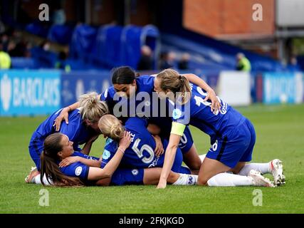 Chelsea's Fran Kirby (links unten) feiert mit ihren Teamkollegen, nachdem sie während des UEFA Women's Champions League-Halbfinales, dem zweiten Beinspiel in Kingsmeadow, London, das vierte Tor des Spiels ihrer Mannschaft erzielt hat. Ausgabedatum: Sonntag, 2. Mai 2021. Stockfoto