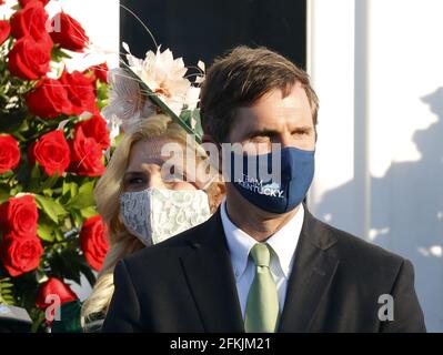 Louisville, Usa. Mai 2021. Andy Beshear (R), Gouverneur von Kentucky, und seine Frau Britainy werden gesehen, nachdem sie sich im Siegerkreis an die Zuschauer wendet, nachdem Medina Spirit mit Jockey John Velazquez am Samstag, 1. Mai 2021 in Louisville, Kentucky, die 147. Runde des Kentucky Derby bei Churchill Downs gewonnen hat. Foto von Jason Szenes/UPI Credit: UPI/Alamy Live News Stockfoto