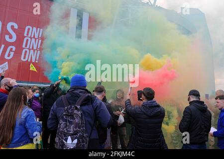 Manchester, Großbritannien. Mai 2021. Die Fans von Manchester United beginnen am 5/2/2021 in Manchester, Großbritannien, Rauchfackeln auszulassen. (Foto von News Images/Sipa USA) Quelle: SIPA USA/Alamy Live News Stockfoto