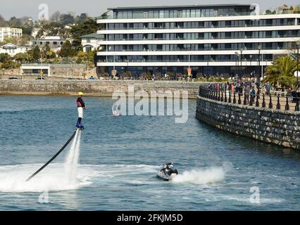 Fly-Boarder in Aktion an der Strandpromenade von Torquay in Devon. Stockfoto