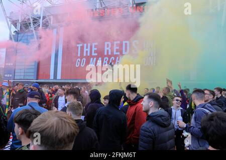 Manchester, Großbritannien. Mai 2021. Die Fans von Manchester United beginnen am 5/2/2021 in Manchester, Großbritannien, Rauchfackeln auszulassen. (Foto von News Images/Sipa USA) Quelle: SIPA USA/Alamy Live News Stockfoto