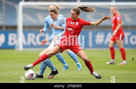 Ellen White von Manchester City kämpft während des Spiels der FA Women's Super League im Manchester City Academy Stadium mit Lucy Whipp von Birmingham City um den Ball. Ausgabedatum: Sonntag, 2. Mai 2021. Stockfoto