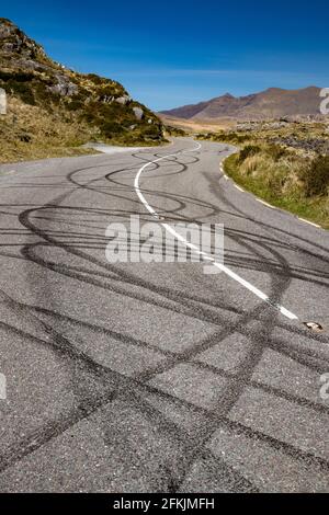 Schwarze Reifen Burnout Track auf Landstraße wegen illigal Auto driftet Stockfoto