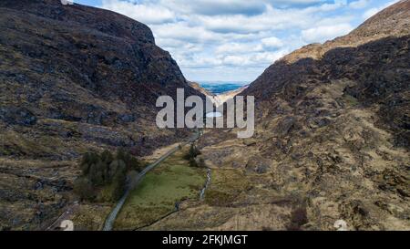 Straße durch Scenic Gap of Dunloe in der Nähe des Killarny-Nationalparks, County Kerry, Irland Stockfoto