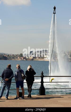 Fly-Boarder in Aktion an der Strandpromenade von Torquay in Devon. Stockfoto