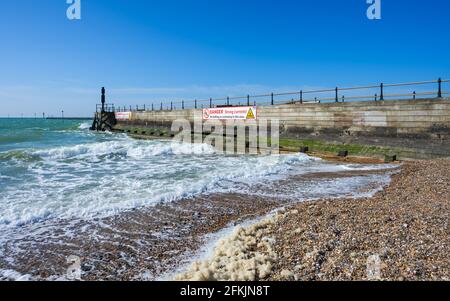 Littlehampton Pier, ein hölzerner Pier in einem Badeort bei Flut im Frühling mit Gefahr ohne Schwimmschilder in Littlehampton, West Sussex, England, Großbritannien. Stockfoto